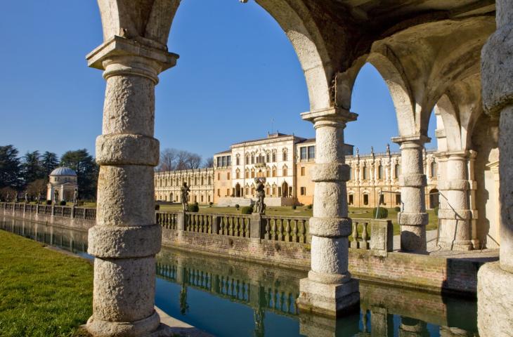 Sculture in Acqua In Piazza Piazzola del Brenta Padova – In a Bottle