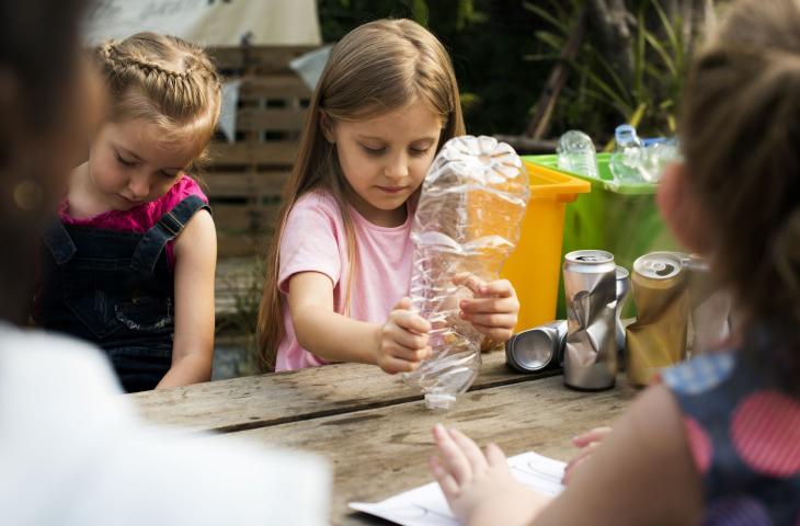 Scuola, studenti costruiscono un’aula studio fatta con bottiglie di plastica - In a Bottle