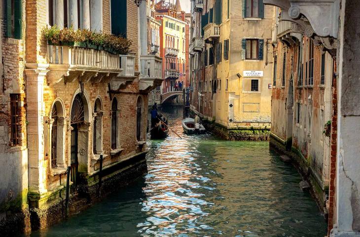 “Se l’acqua ride”, l’avventura al tramonto di un mondo che corre sull’acqua osservato dagli occhi di un bambino - In a Bottle