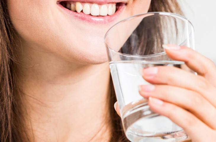 6 motivi per cui bere acqua aiuta ad avere denti sani