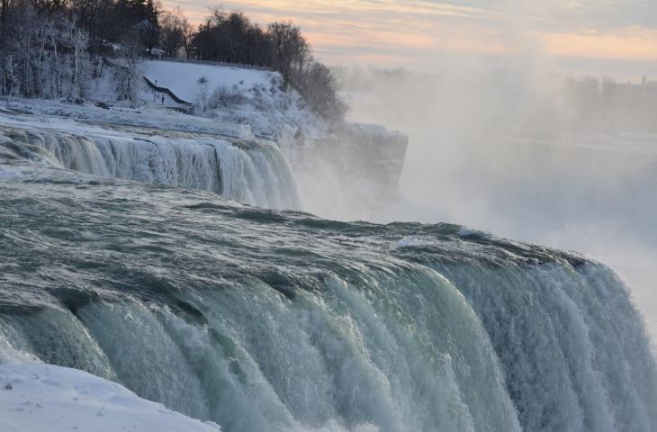 Lo spettacolo mozzafiato delle cascate del Niagara ghiacciate - In a Bottle