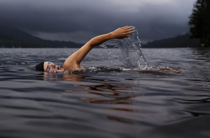 Nuotare in acque fredde: i benefici