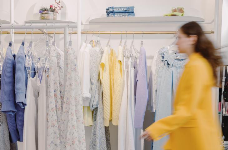 Moda sostenibile: i trend 2023 puntano su abbigliamento eco-friendly