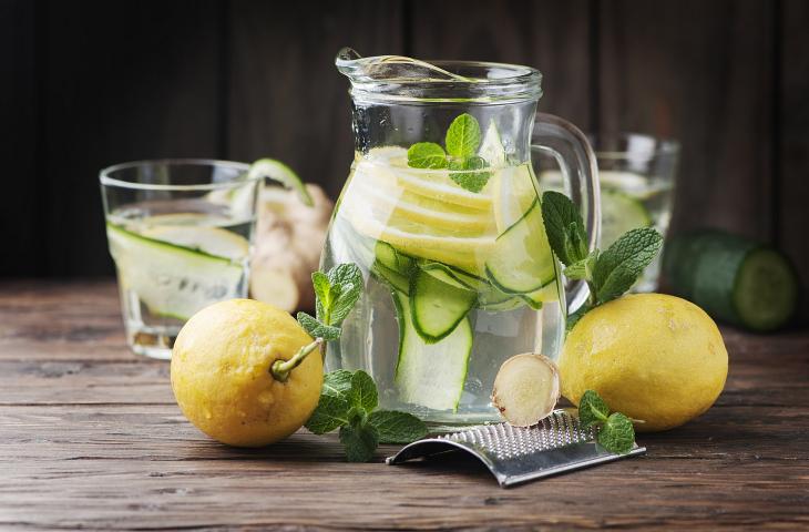 Un bicchiere d'acqua e limone per riprendersi dalle feste 