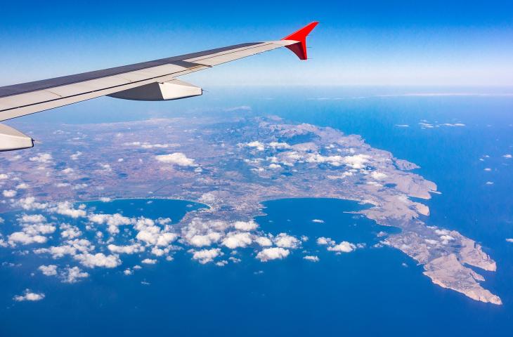 Un bicchiere d’acqua ogni ora per idratarsi in volo