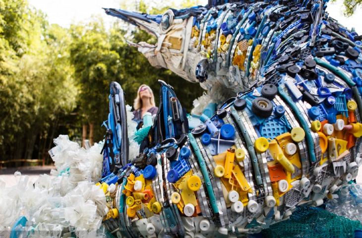 Washed Ashore è una mostra di opere d'arte realizzata riciclando materiale di scarto come le bottiglie di plastica. Dall'idea di Haseltine Pozzi