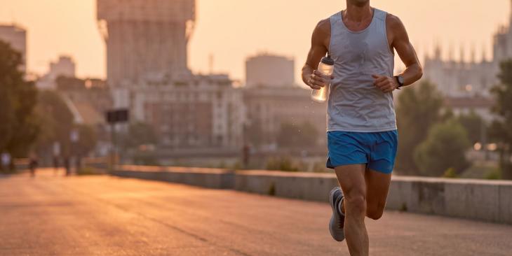 Allenarsi all'alba o al tramonto la guida all'idratazione strategica per i runner estivi