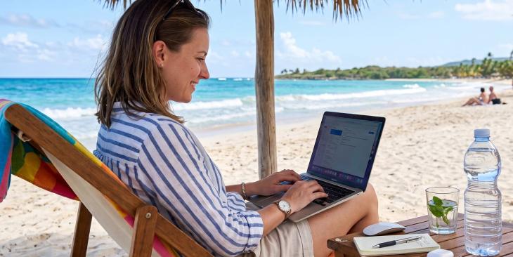 Bleisure e idratazione come mantenere alta la concentrazione lavorando da remoto in spiaggia