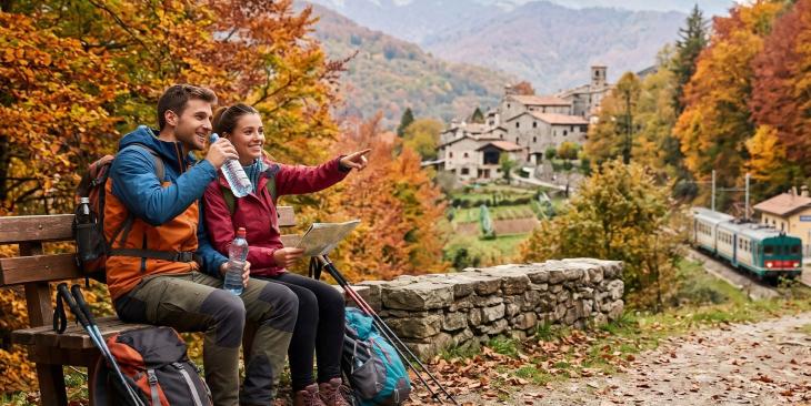 MILANO - Con la fine della stagione estiva e il ritorno ai ritmi lavorativi, l'autunno si trasforma nella stagione ideale per le "micro-vacanze": brevi evasioni nel fine settimana per rigenerarsi tra i colori del foliage, i parchi naturali e i percorsi idrici. Tuttavia, muoversi anche solo per due o tre giorni può generare un'impronta ecologica significativa se non pianificato con attenzione. I dati raccolti a livello internazionale confermano che la sensibilità dei viaggiatori si sta traducendo in scelte c