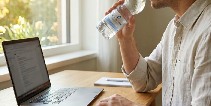 Non aspettare la sete guida all'idratazione intelligente per accogliere i primi caldi