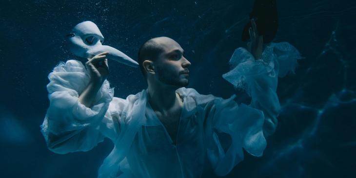 Acqua e teatro: quando l’elemento liquido diventa scena e simbolo