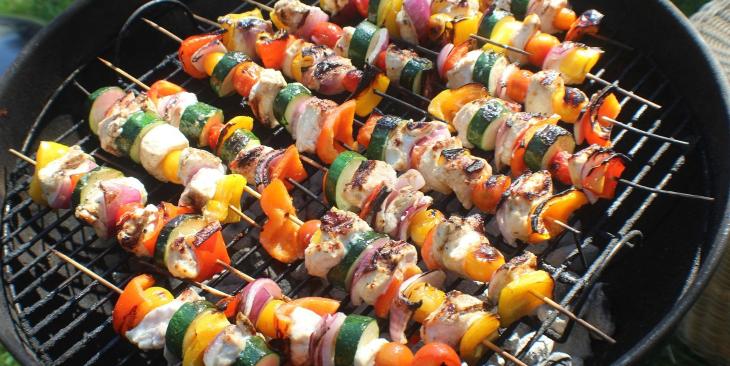 Sanbittèr lancia l’AperiQ, il momento che coniuga l’aperitivo e il bbq 