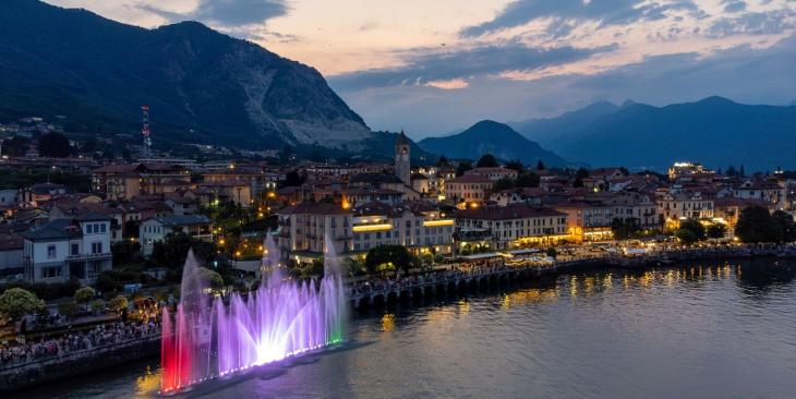 Sul Lago Maggiore le fontane luminose illuminano l’estate