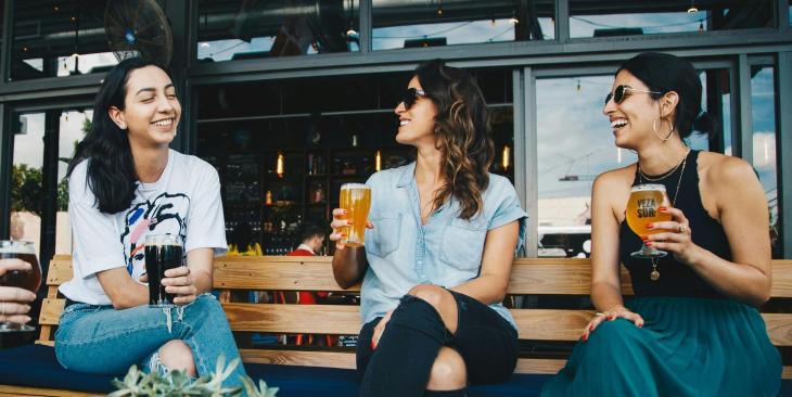 Connessioni vere senza wi-fi: così 1 italiano su 2 immagina la socialità estiva