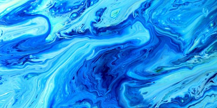 Acqua e creatività: il design liquido che ispira moda e architettura