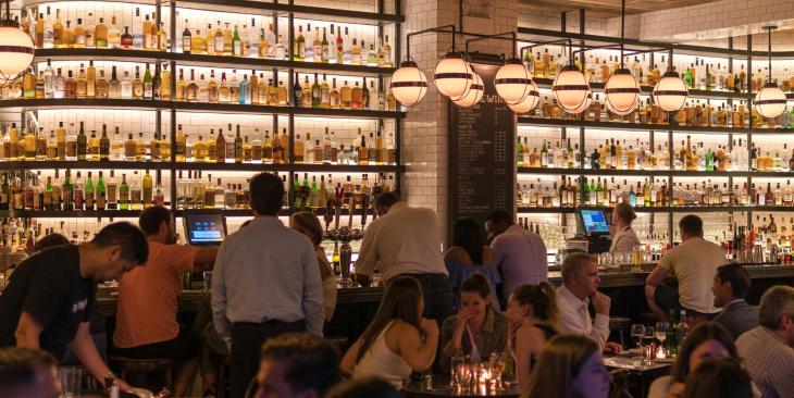 L’aperitivo è un must per oltre 4 italiani su 10: ecco la top 10 degli argomenti più chiacchierati