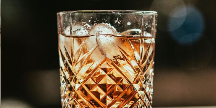 L’arte del ghiaccio perfetto: forme, tecniche e perché cambiano il gusto di un drink