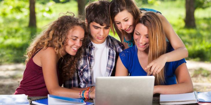 La Generazione Z? Green, ma a metà: il 70% si dice sensibile all’ambiente, solo il 30% si sente davvero informato