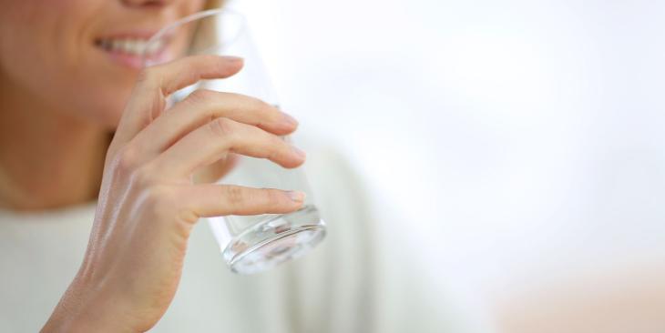 Acqua e Carnevale: il segreto dell’idratazione contro gli eccessi delle feste