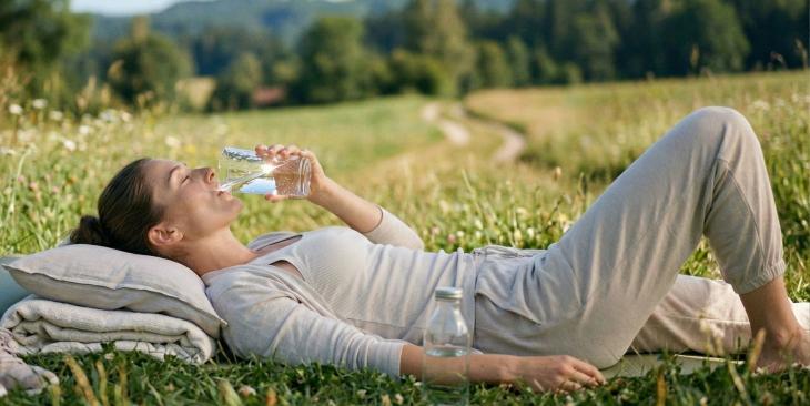 Sonno, idratazione, aria e movimento: le fondamenta spesso dimenticate del benessere