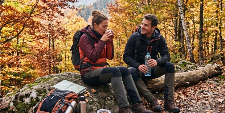 Trekking d'autunno la guida all'idratazione per le camminate del foliage