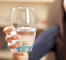 10 consigli utili per bere più acqua ogni giorno 