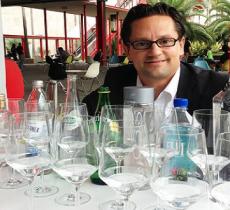 Il celebre sommelier Martin Riese racconta l'arte di gustare l'acqua