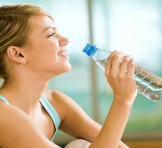 Bere più acqua? Ecco 21 trucchi per farlo