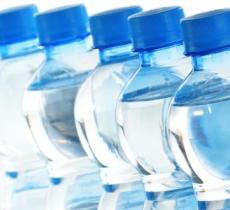 Sicurezza e qualità: sfatati i falsi miti dell'acqua in bottiglia