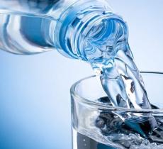 Il 60% degli inglesi beve solo un bicchiere d'acqua al giorno