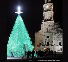 A Mosca l'albero di Natale fatto con bottiglie di plastica