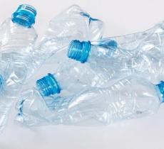 Come trasformare le bottiglie di plastica in fogli di carta impermeabili