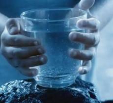 Armani lancia il progetto "Acqua for life"