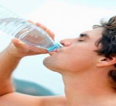 Una corretta idratazione aiuta a vincere la calura estiva