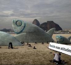 Pesci giganti in PET in spiaggia realizzati da un artista in Brasile
