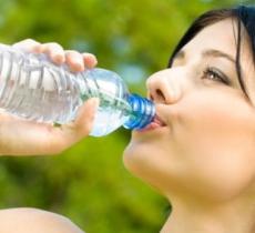 L'acqua minerale aiuta nella prevenzione dei calcoli renali