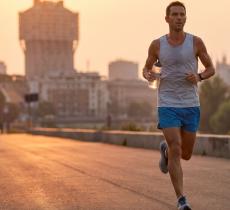 Allenarsi all'alba o al tramonto la guida all'idratazione strategica per i runner estivi