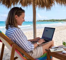 Bleisure e idratazione come mantenere alta la concentrazione lavorando da remoto in spiaggia