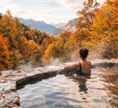 Le mete termali italiane per ritrovare l'equilibrio in autunno, tra foliage e sorgenti naturali