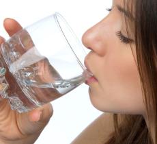 Acqua per abbassare il colesterolo alto, quale bere?