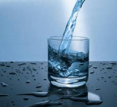 Un bicchiere d’acqua calda al mattino: il toccasana che non ti aspetti