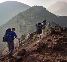Trekking in montagna, i benefici del camminare ad alta quota