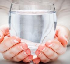 Acqua minerale ricca di calcio e fluoro: un alleato per la salute dei denti
