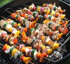 Sanbittèr lancia l’AperiQ, il momento che coniuga l’aperitivo e il bbq 