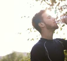 Idratazione e performance: differenze tra chi pratica sport e chi conduce una vita sedentaria