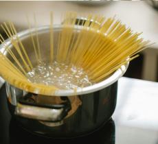 Acqua e Pasta: un legame vincente in cucina e a tavola Acqua e Pasta: un legame vincente in cucina e a tavola