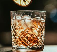 L’arte del ghiaccio perfetto: forme, tecniche e perché cambiano il gusto di un drink