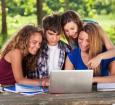 La Generazione Z? Green, ma a metà: il 70% si dice sensibile all’ambiente, solo il 30% si sente davvero informato