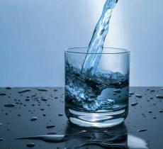 L’energia invisibile dietro un bicchiere d’acqua: come la sostenibilità idrica contribuisce al risparmio energetico