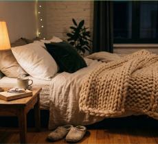 Dormire meglio in un ambiente che fa stare bene: idratazione, aria, rumore, luce e routine serali